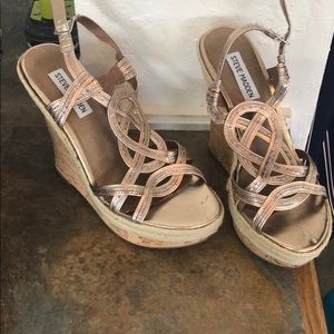 Metallic gold wedges